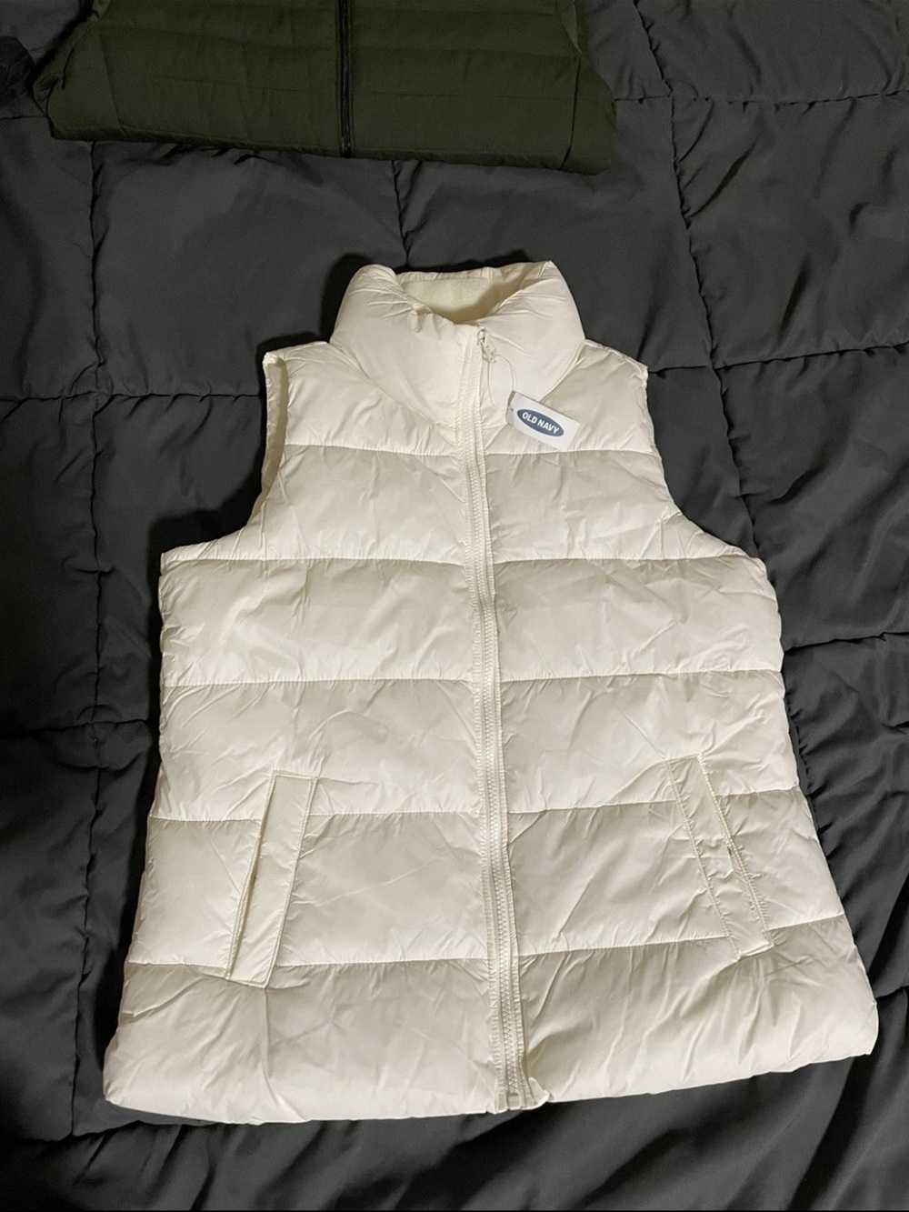 Women’s White Puffer Vest size medium old navy NWT